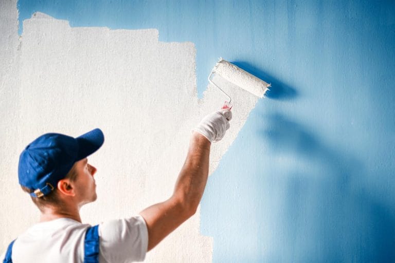 Magasin de peinture à Clermont-Ferrand 63 : comment les artisans choisissent réellement leurs fournisseurs 2 peintre dep salaire 768x512 1